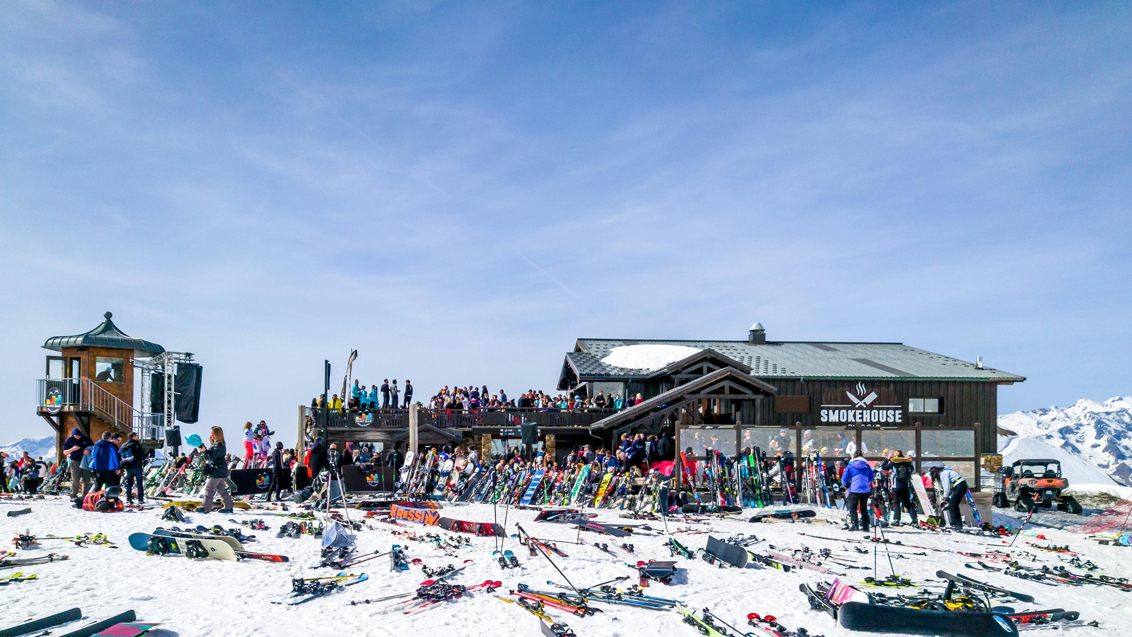 Drukke skihut in Les Deux Alpes op de piste waar apres-ski gevierd wordt