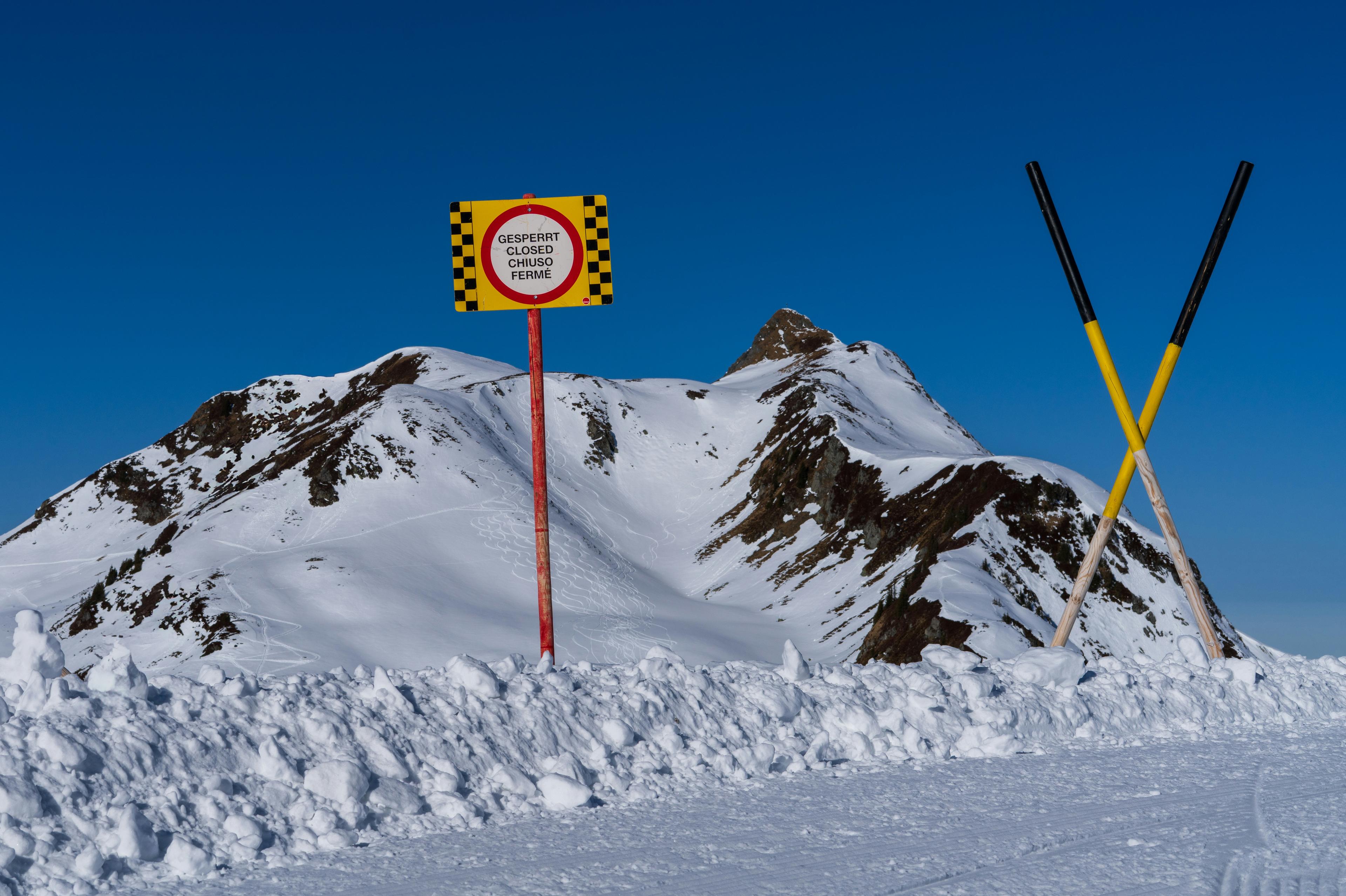 Skipiste gesloten met bord op zonnige dag