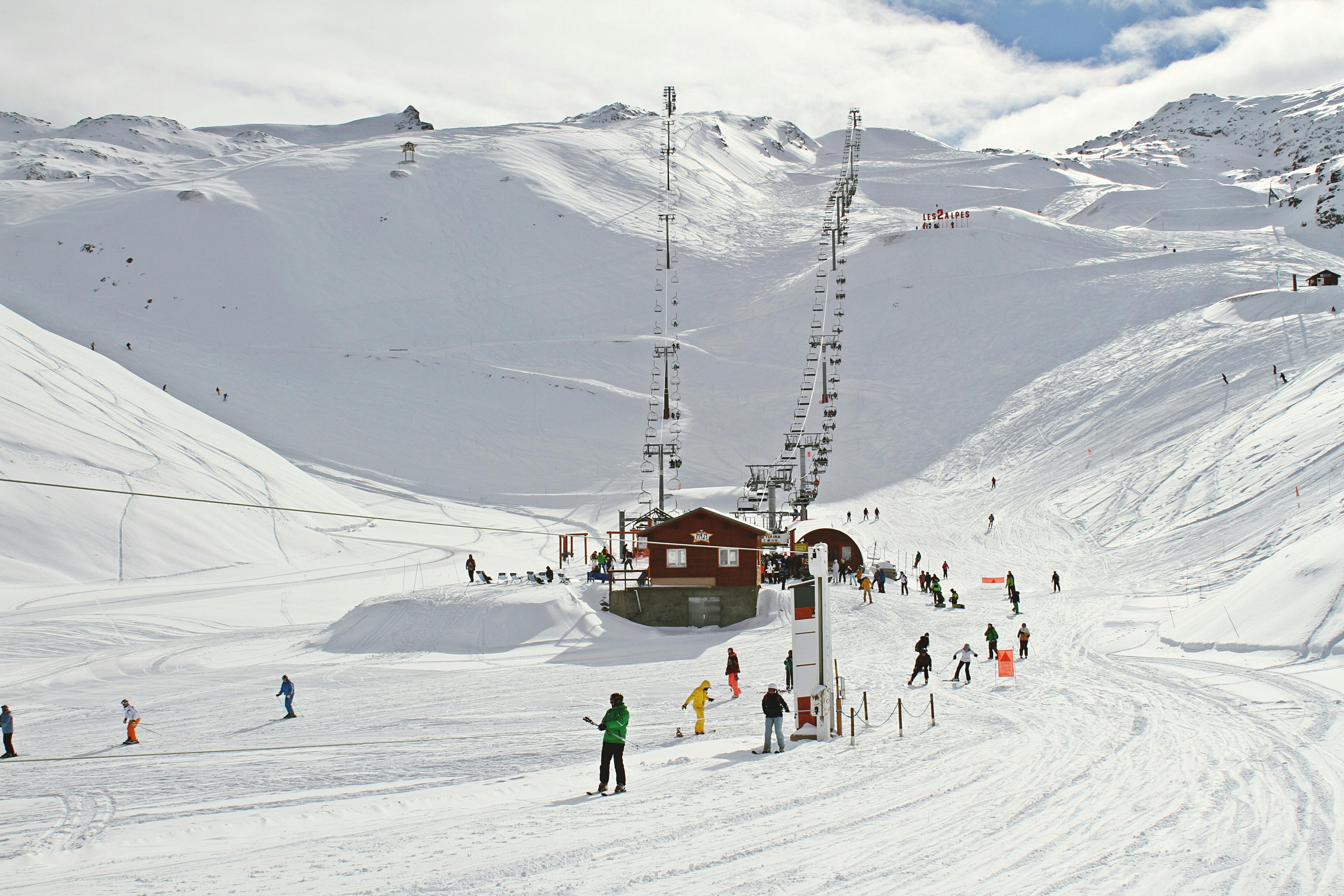 Uitzicht op berg vanwaar 2 stoeltjesliften omhoog gaan