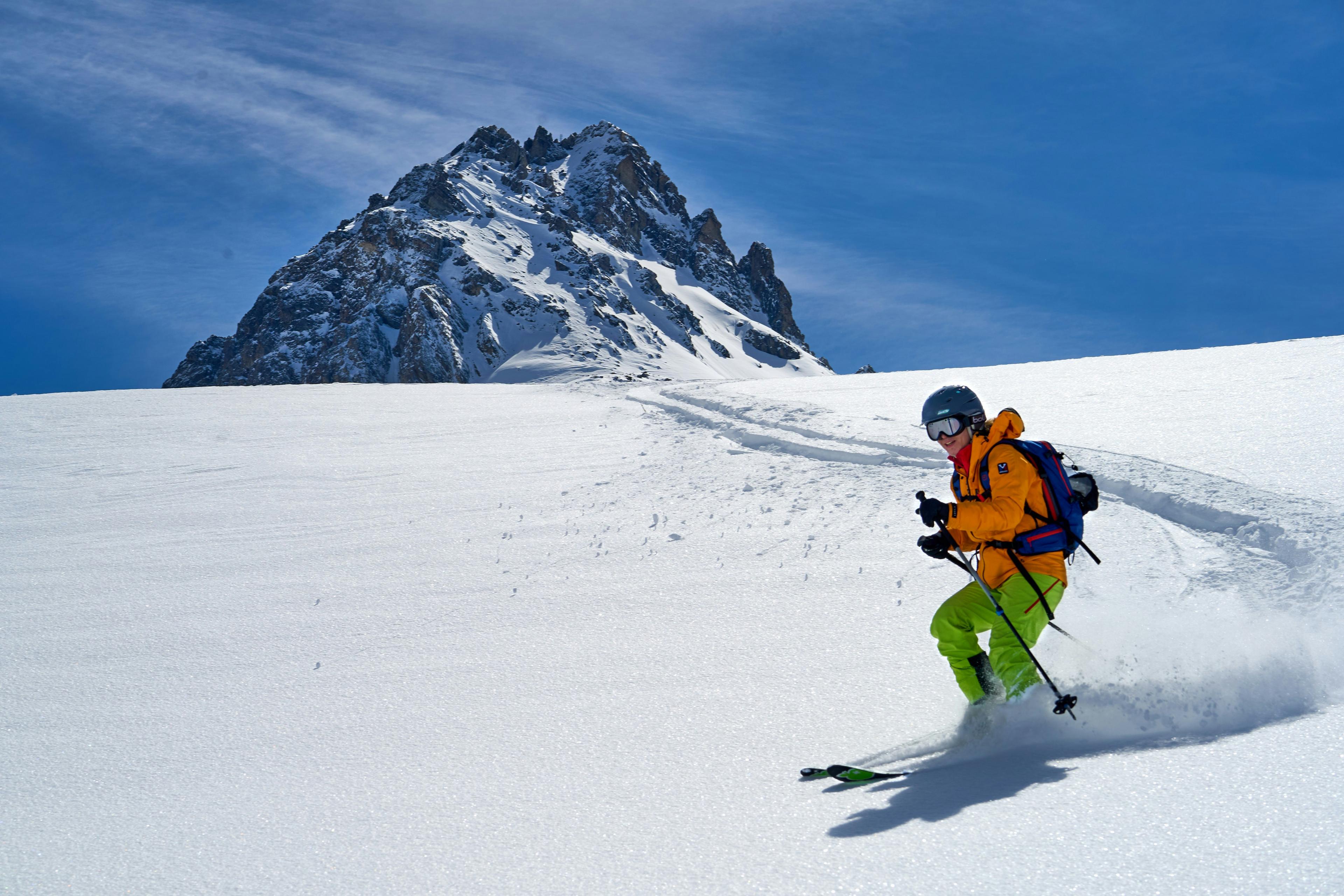 Skier in de poedersneeuw op zonnige dag