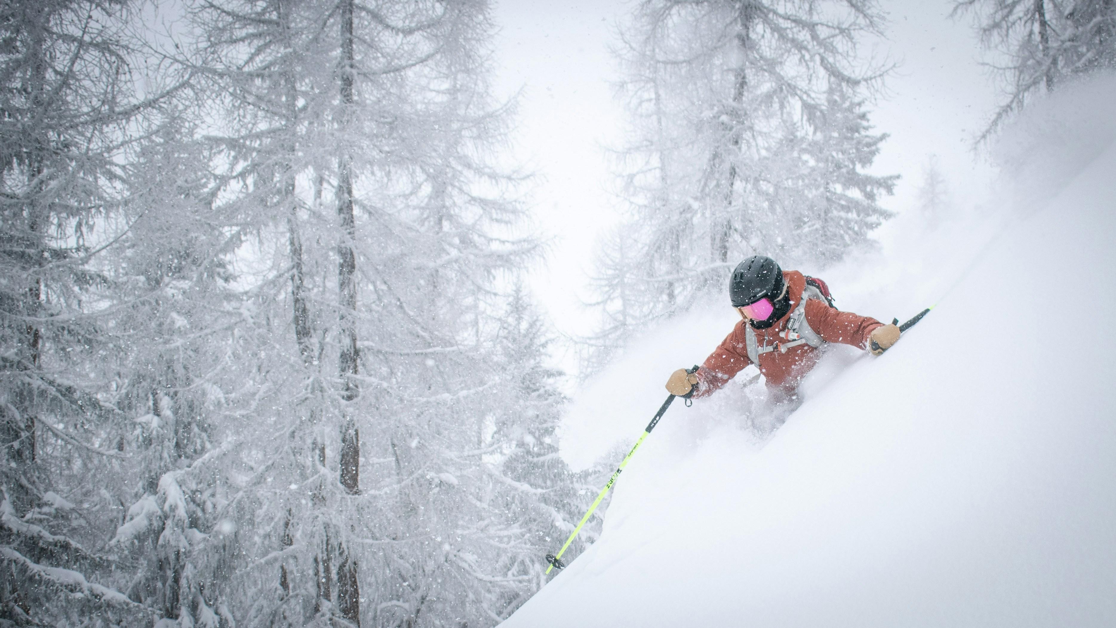 Freerider tot heupen in de poerdersneeuw op sneeuwachtige dag